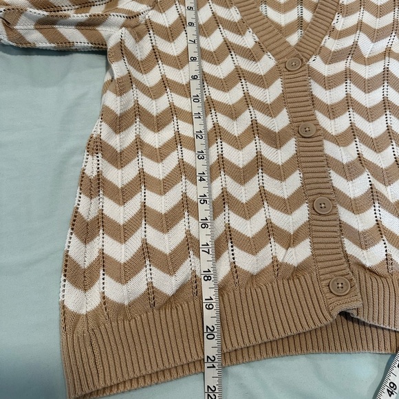 DG2 by Diane Gilman Puff-Sleeve Zig Zag Knit Chevron Cardigan. Tan/ White. Sz: M - Picture 4 of 13